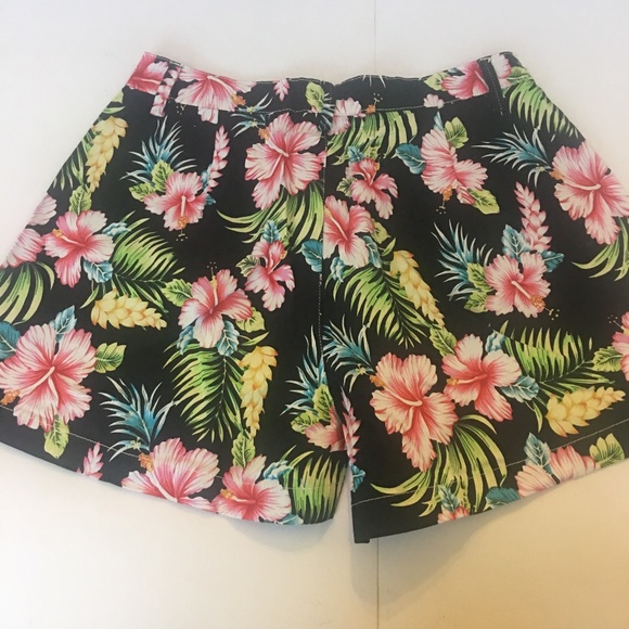 High Waisted Pleated Hawaiian Floral Shorts - Picture 2 of 8